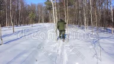 养老金<strong>领取</strong>者穿着滑雪板穿过冬季森林